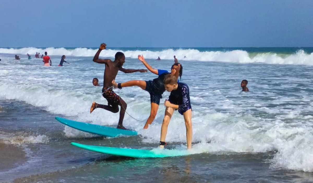 Surftrip nach Kokrobite: Klasse 5 und 6 erleben ein surftastisches Abenteuer